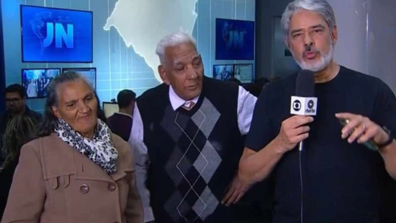 Comovido, Bonner conduz idosos desabrigados do RS para estúdio da Globo - Reprodução/Globo