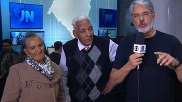Comovido, Bonner conduz idosos desabrigados do RS para estúdio da Globo - Reprodução/Globo