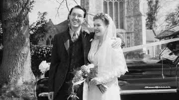 Liberty Avery e Greg Kirby; casal decidiu viver como nos anos 1940 - Foto: Reprodução