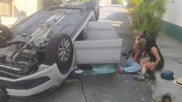 Vítima de acidente de carro tiram selfie - Foto: Reprodução/X