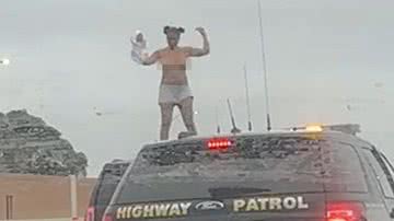 Mulher que foi perseguida pela polícia nos EUA tira roupa em cima de carro - Foto: Reprodução/TMZ