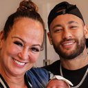 Neymar Jr. mãe, Nadine Gonçalves, na maternidade conhecendo Mavie, segunda filha do jogador - Reprodução/Instagram