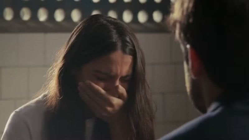 Elas por Elas: Acusada de assassinato, Ísis chora de desespero na cadeia - Reprodução/TV Globo