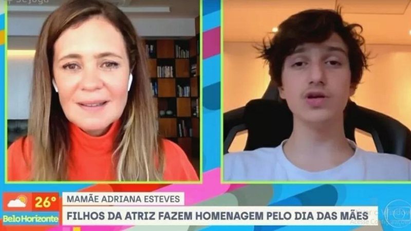 A atriz falava sobre as mães que viveu na ficção quando foi pega de surpresa pelos herdeiros - Reprodução/TV Globo