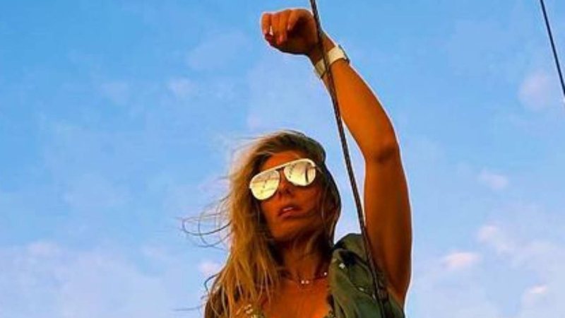 Adriane Galisteu abaixa biquíni fininho e deixa marquinha de sol na virilha à mostra: "Fenômeno da natureza" - Reprodução/Instagram