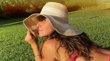 A atriz mostrou que está com tudo ao compartilhar um clique tomando banho de sol no gramado; confira! - Reprodução/Instagram