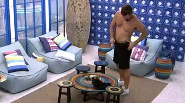 BBB21: Arthur começa a tirar a roupa ao vivo e assusta Tiago Leifert que corta transmissão: "Achei que ia pular nu" - Reprodução/TV Globo