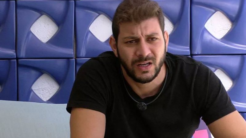 Caio dá bronca em Gilberto e o coloca no Paredão - Reprodução / TV Globo