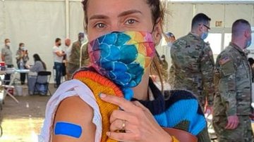 Carolina Dieckmann aproveitou o fato de estar bem longe do Brasil para se vacinar - Reprodução/Instagram