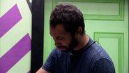 Gil chora sozinho na despensa do BBB21 - Reprodução/Globo