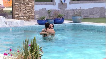Juliette e Gilberto pulam de mãos dadas na piscina - Reprodução/Globo