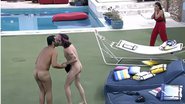 BBB21: Que cachorrada! Fiuk e Gil dão selinho, tiram a roupa e pulam na piscina sem qualquer peça de roupa; veja - Reprodução/TV Globo