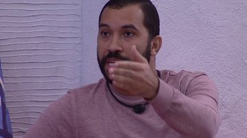 Gilberto se irritou ao encontrar copos largados na lavanderia do BBB21 - Reprodução/TV Globo