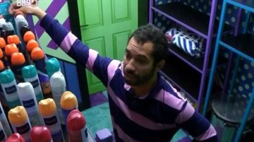 BBB21: No paredão, Gilberto se emociona e fala sozinho com desodorantes da dispensa: "Vou sentir falta" - Reprodução/Gshow