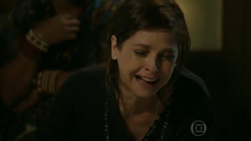 A tia de Cristina não conseguirá aceitar a morte da irmã e terá uma crise de choro; confira! - Reprodução/TV Globo