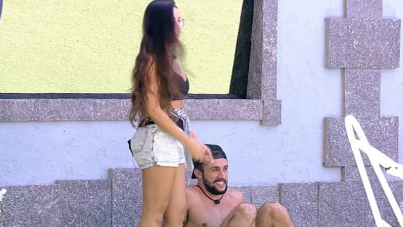 Juliette dá beijo no pescoço de Arthur e sela a paz - Reprodução / TV Globo