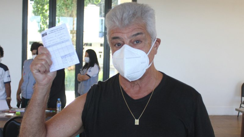 Lulu Santos recebe segunda dose da vacina contra Covid-19 - Adão/AgNews