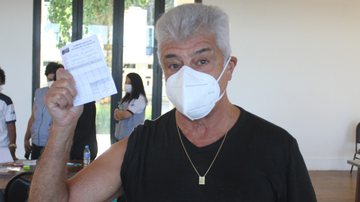Lulu Santos recebe segunda dose da vacina contra Covid-19 - Adão/AgNews