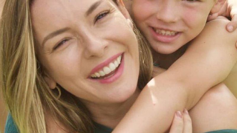Regiane Alves posa abraçada com os dois filhos em foto rara e beleza chama a atenção: "Família linda" - Reprodução/TV Globo