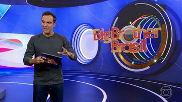 Tadeu Schmidt explicou o motivo pelo qual trocou de estúdio para apresentar o BBB22 - Reprodução/TV Globo