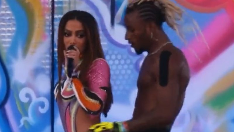 Anitta leva "pimbada violenta" no palco e quase cai de boca no chão - Reprodução/Twitter