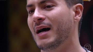 Arthur Aguiar caiu no choro ao rever cenas que havia gravado antes de entrar no BBB22 - Reprodução/TV Globo