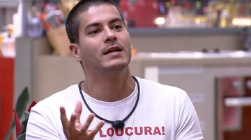 Arthur Aguiar explicou ao vivo sobre como elaborou sua roupa para a final do BBB22 - Reprodução/TV Globo