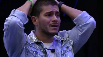 Arthur Aguiar caiu no choro ao vivo após chegar no tão aguardado quarto secreto do BBB22 - Reprodução/TV Globo