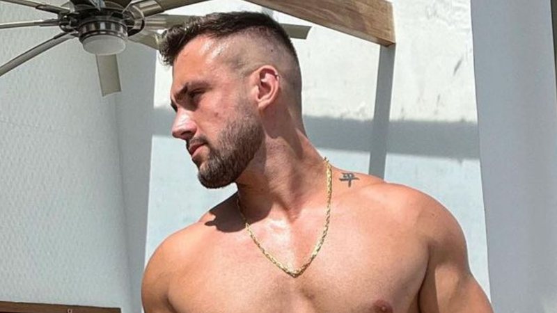Ex-BBB Arthur Picoli rebate críticas ao corpo com foto sem camisa: "A luz ajuda" - Reprodução/Instagram