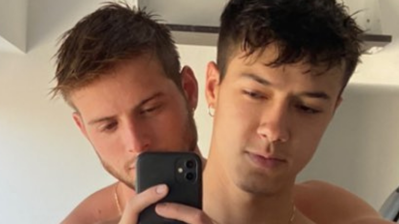 Pegando Fogo! Ex-BBB Daniel posa agarradinho com namorado bonitão só de toalha - Reprodução/Instagram