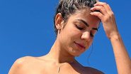 Ex-BBB Hariany Almeida desamarra alça do biquíni e causa na praia - Reprodução/Instagram