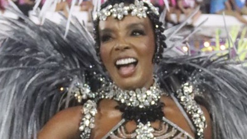 Ex-BBB Thelma Assis desfila com cobertura mínima e arrasa no samba - AgNews/Wallace Barbosa