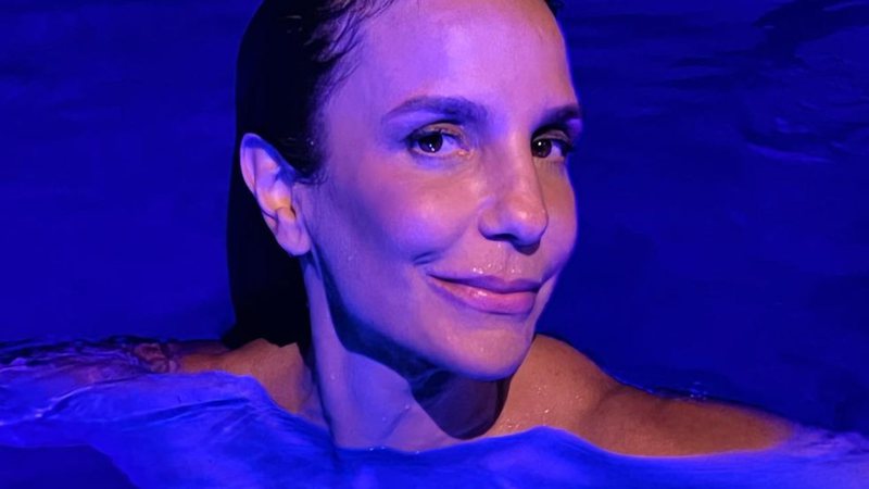 Ivete Sangalo posa de maiô durante banho de piscina noturno: "Deusa" - Reprodução / Instagram