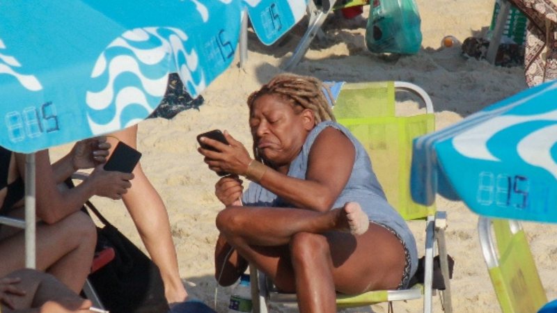 Mart'nália é flagrada em momento raro com a namorada ao ir à praia no Rio - AgNews