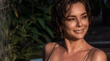 Aos 43 anos, Regiane Alves toma chuveirada com biquíni fio-dental: "Belíssima" - Reprodução/Instagram