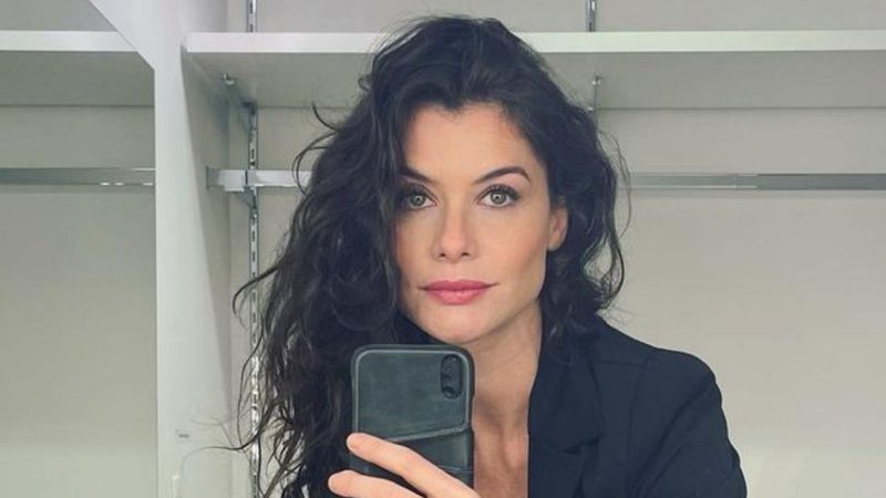 Alinne Moraes posa de vestidinho curto no camarim de nova novela e arranca suspiros: "Coração acelerou" - Reprodução/Instagram