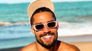 Descamisado, ex-BBB Bil Araújo toma banho de sol e peitoral trincado leva web à loucura: "Que espetáculo" - Reprodução/Instagram