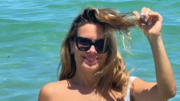 Em Miami, Carolina Dieckmann abaixa o biquíni no limite e deixa virilha em evidência: "Espetacular" - Reprodução/Instagram