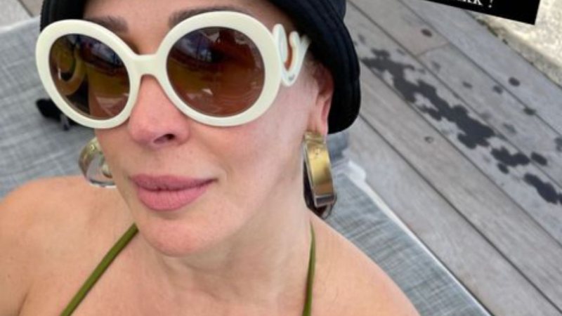Aos 54 anos, Claudia Raia combina biquíni com chapéu grifado de R$ 3 mil e tira onda: "Não me favorece" - Reprodução/Instagram