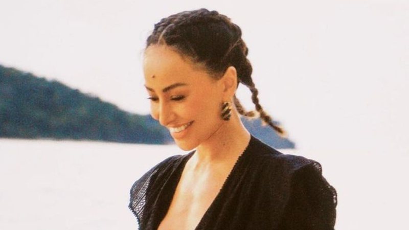 De vestido coladinho, Sabrina Sato surge andando na praia e coxas grossas ficam em evidência: "Deusa" - Reprodução/Instagram