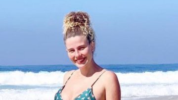 Na reta final, Debby Lagranha posa exibindo o barrigão em ida à praia: "Tá chegando" - Reprodução/Instagram