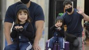 Alerta de fofura! No aeroporto, filha de Sabrina Sato dá de cara com paparazzo e acena para a câmera - Webert Belicio/AgNews
