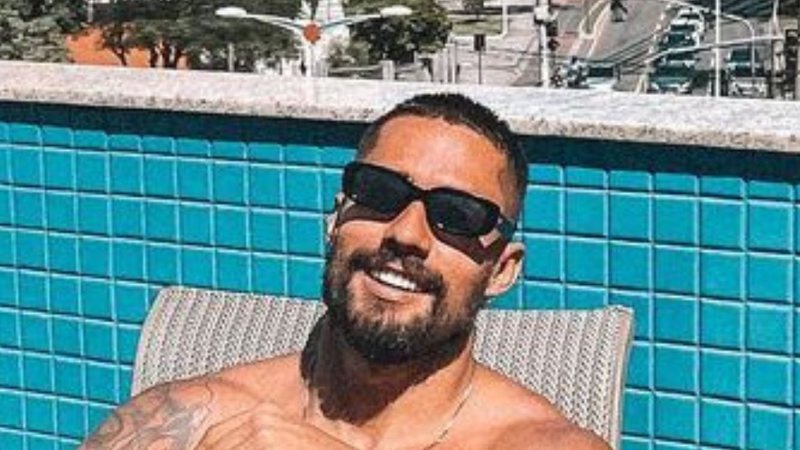 Ex-BBB Bil Araújo esquenta a web com cliques só de sunga exibindo o corpão musculoso: "Que homem" - Reprodução/Instagram