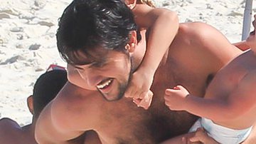 Felipe Simas curte dia de praia com os filhos - AgNews