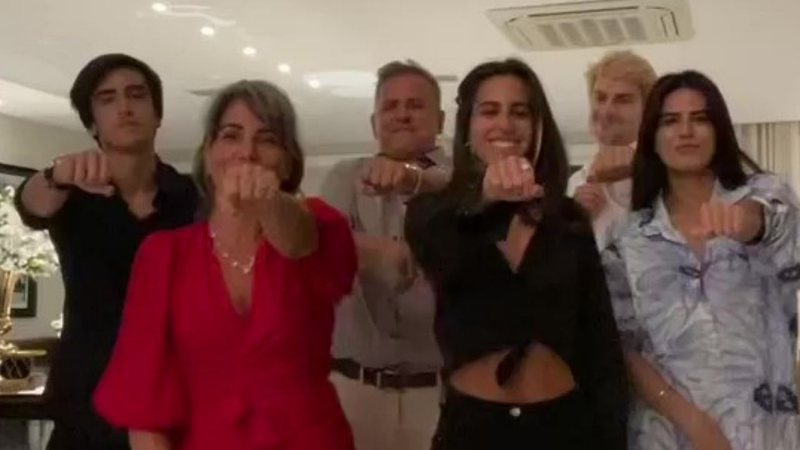 Glória Pires reúne a família para gravar coreografia famosa na internet: "Amei, quero mais" - Reprodução/Instagram