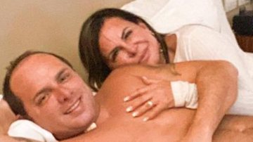 Só de calcinha, Gretchen surge agarradinha com o marido na cama em registro picante: "Muito amor" - Reprodução/Instagram