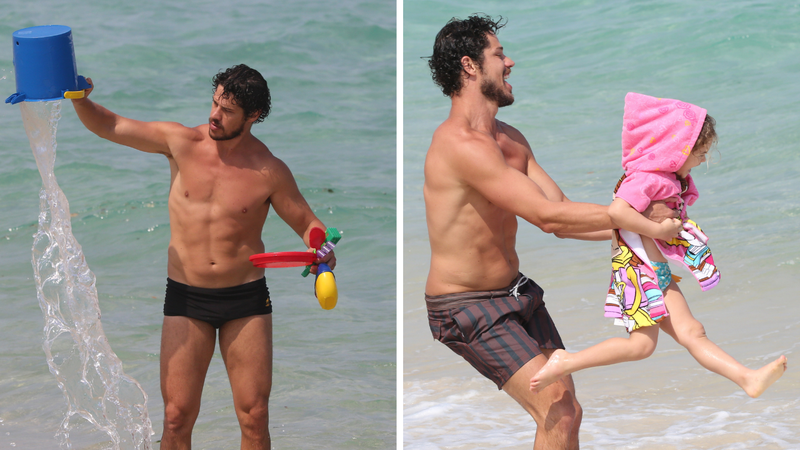 A cara do pai! José Loreto leva a pequena Bela para brincar na praia e semelhança impressiona os fãs - AgNews