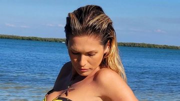 Nos Estados Unidos, Lívia Andrade puxa maiô no limite e evidencia bumbum GG: "Sereia saindo do mar" - Reprodução/Instagram