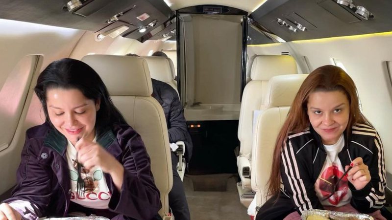 Maiara e Maraisa devoram marmita durante vôo - Reprodução / Instagram
