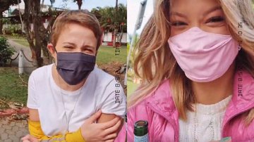 Ao lado de Vitória Strada, Marcella Rica se vacina contra a Covid-19 e celebra com a namorada: "Dia mais feliz" - Reprodução/Instagram